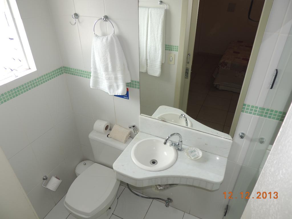 Quarto Standard com Cama de Casal ou 2 de Solteiro e Vista da Rua